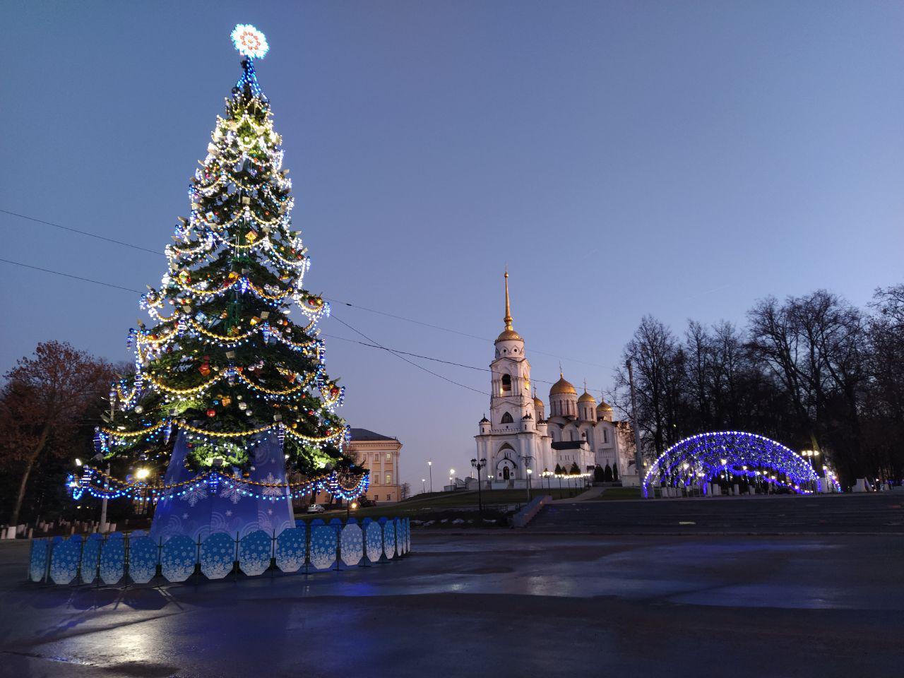 2024 год что есть на новогоднем. Новогодняя елка Суздаль-Владимир. Суздаль Новогодняя столица. Елка в Суздале 2022. Елка в Суздале.